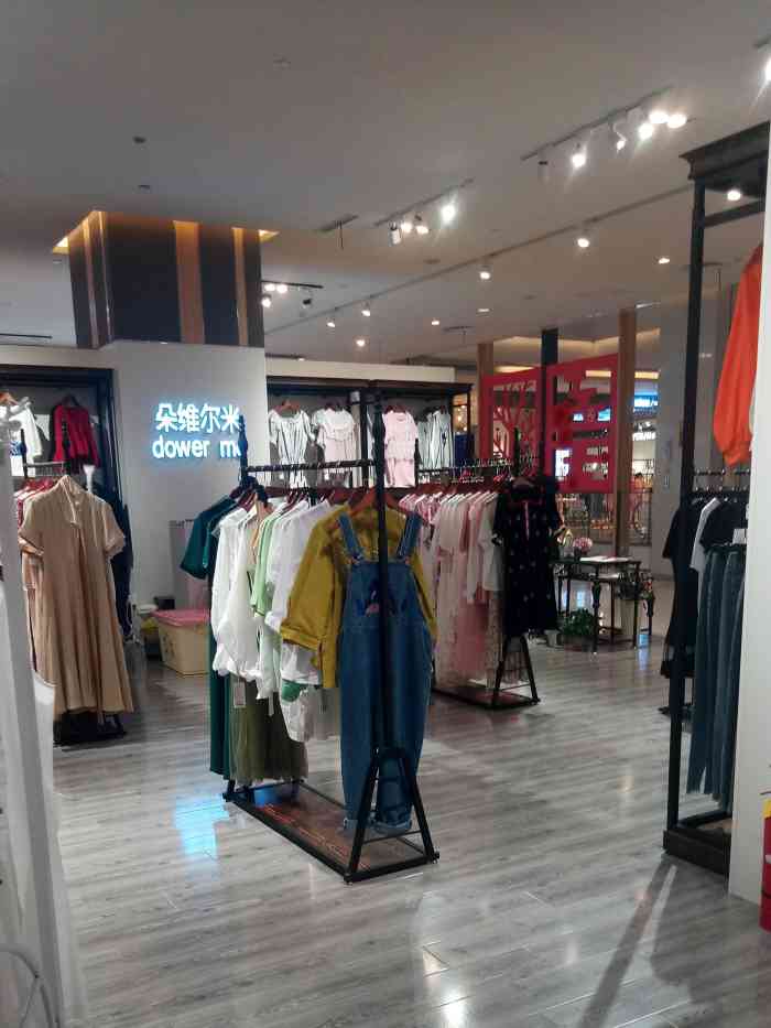 这家女装店是杭州一个品牌目前在茂业天地的二楼现在店内有些外套应该