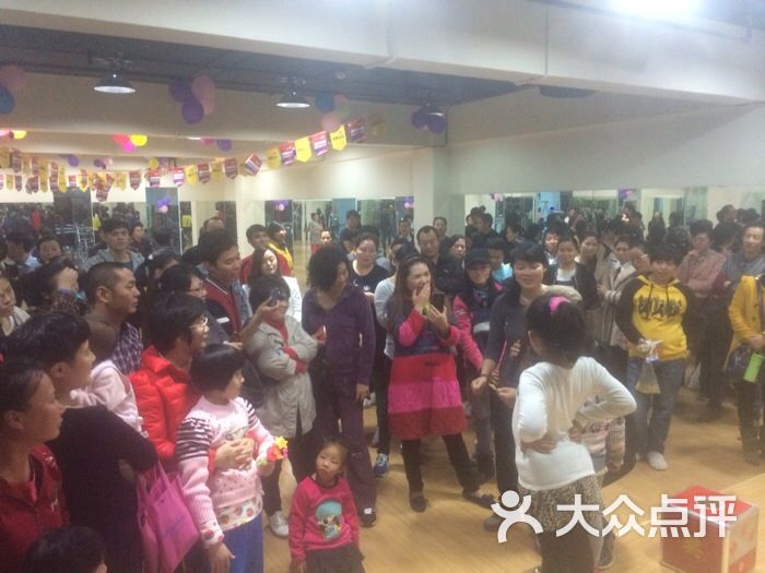 星锐健身会所(海垦店)-会员活动抽奖好多人 表