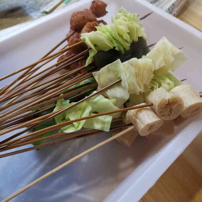 桂花沾串"本店位于紫光旁边的巷子里,桂花沾串是介休.