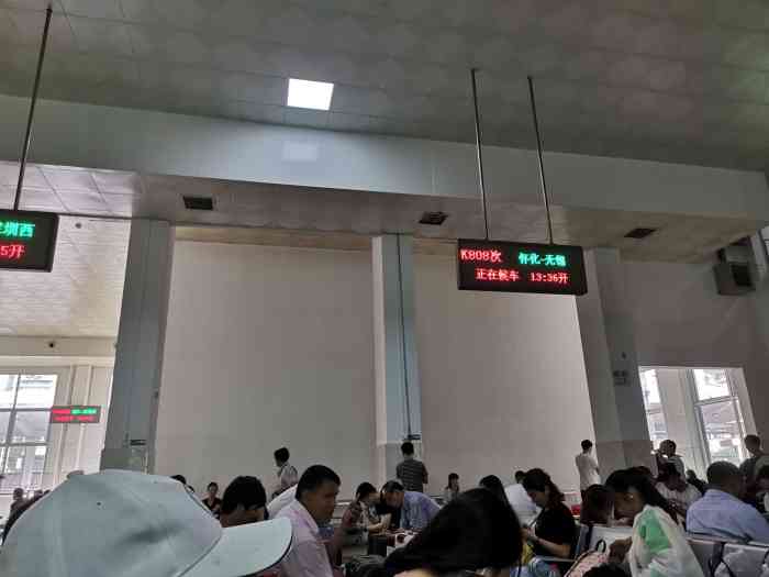 吉首站-"吉首火车站外面看上去有点乱,候车室有楼上.
