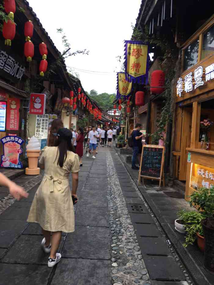 都江堰水街-"城市也安静了下来,湍急的水流声变得更加