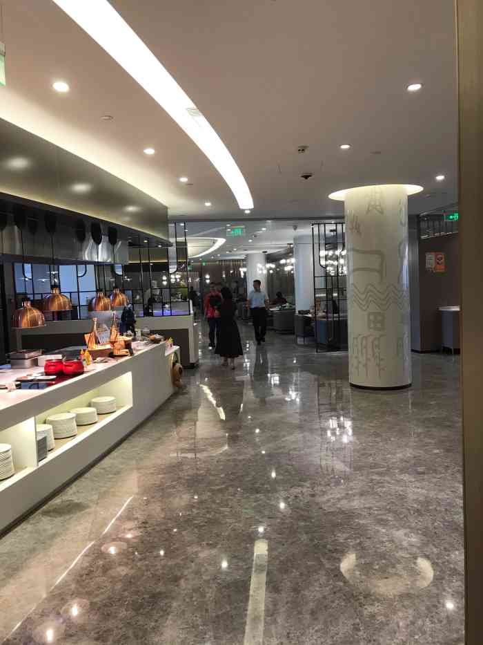 府新大厦自助餐厅-"和同事一起来的,环境很宽敞,热菜凉菜品种.