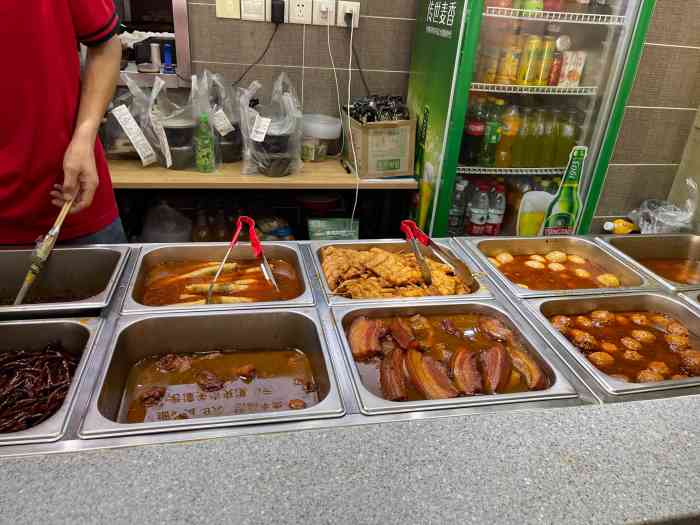 牛春花板面(桥西裕华路店"店铺不大,招牌醒目服务一般,但不能挑大.