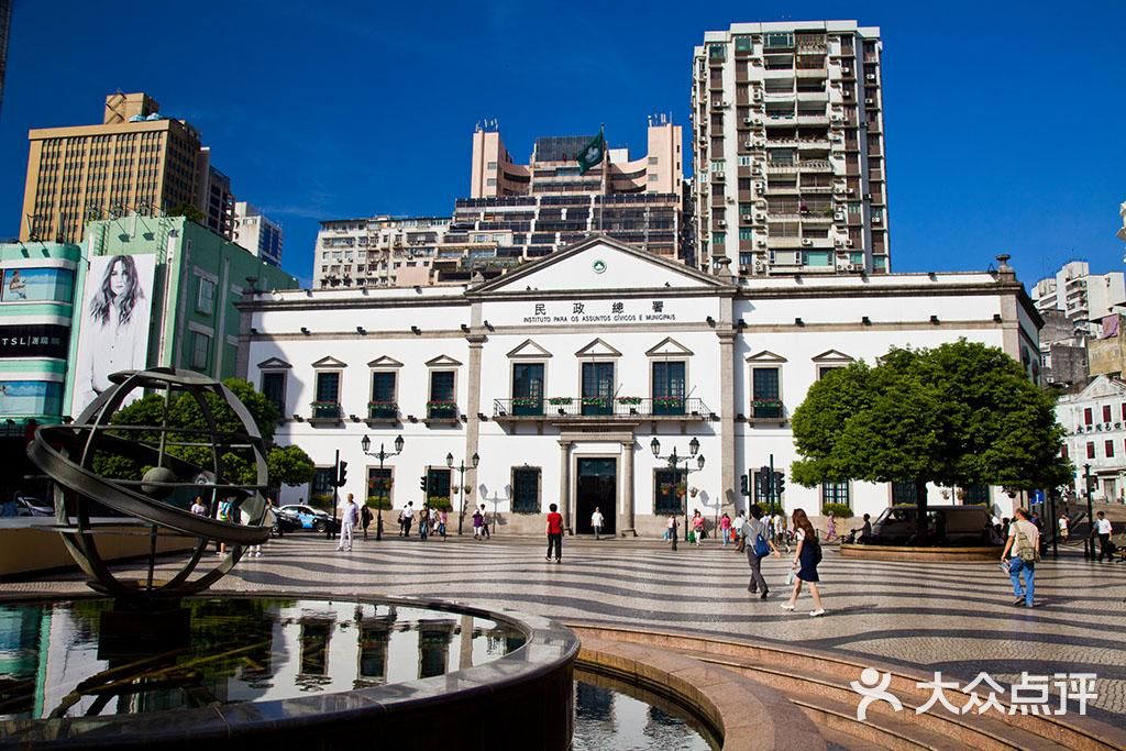 大楼立面原来的澳门市徽,葡萄牙语leal senado及中文"市政厅"等字样