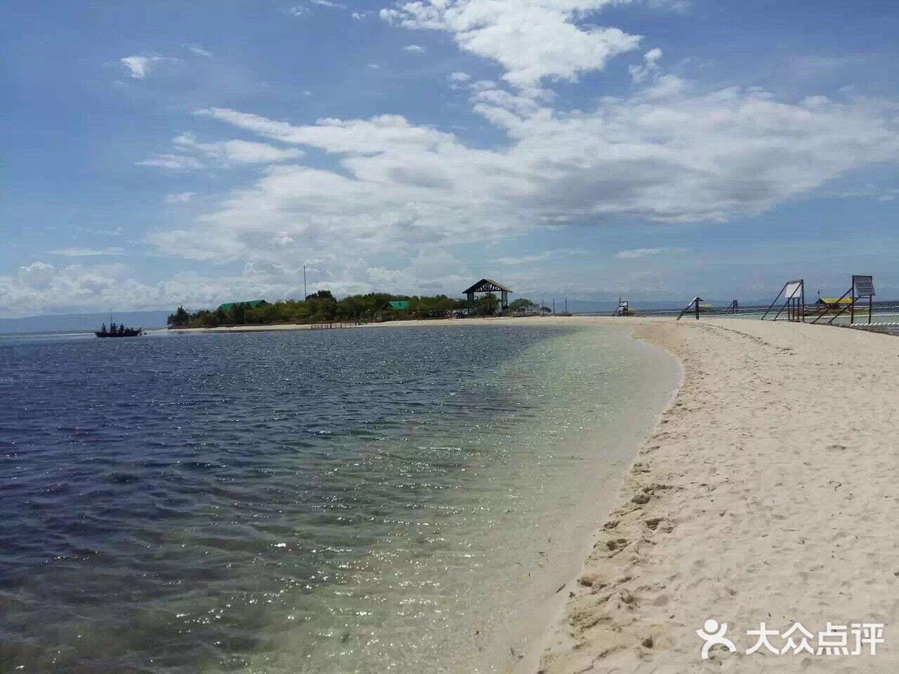 大弧度的白沙滩伸进深海透明的海水