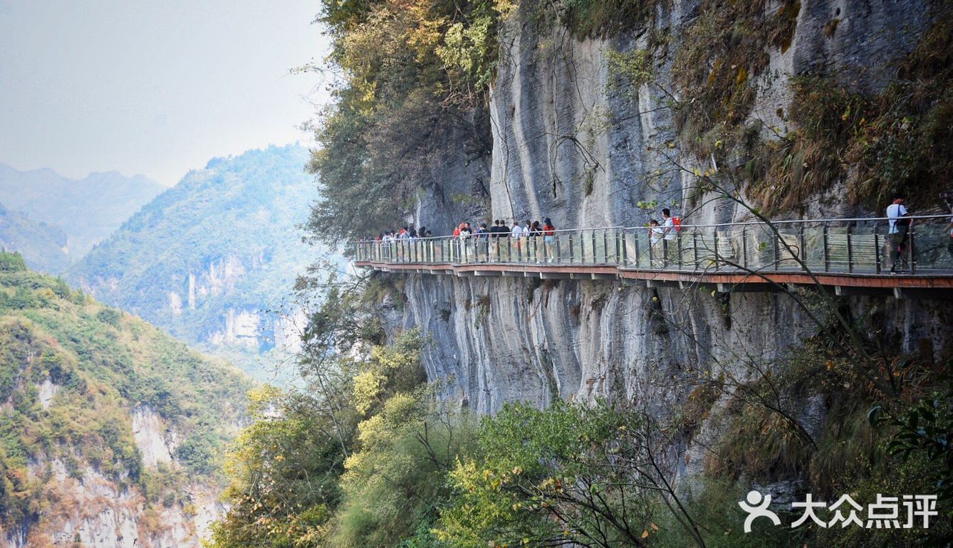 沿着盘山的玻璃栈道走 可以一览大峡谷的美景