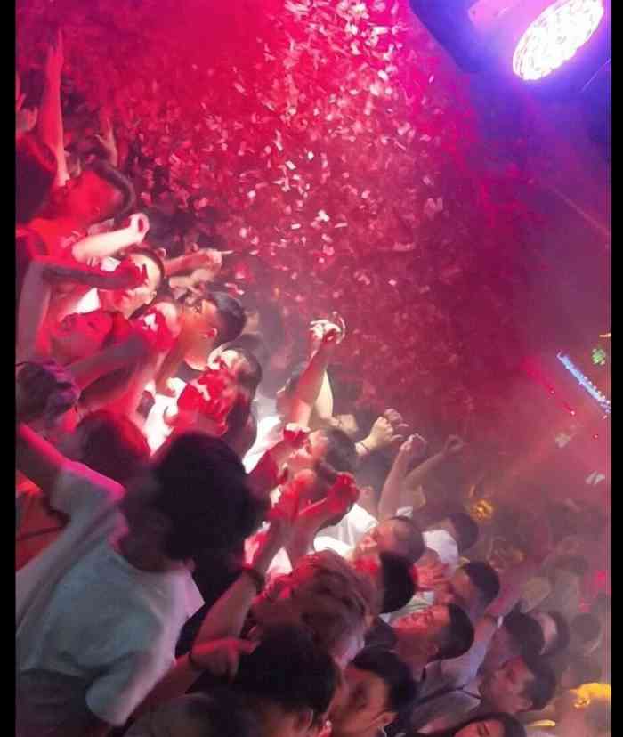 天王星lax吧-"挺有气氛的一家酒吧,消费也还可以,还不
