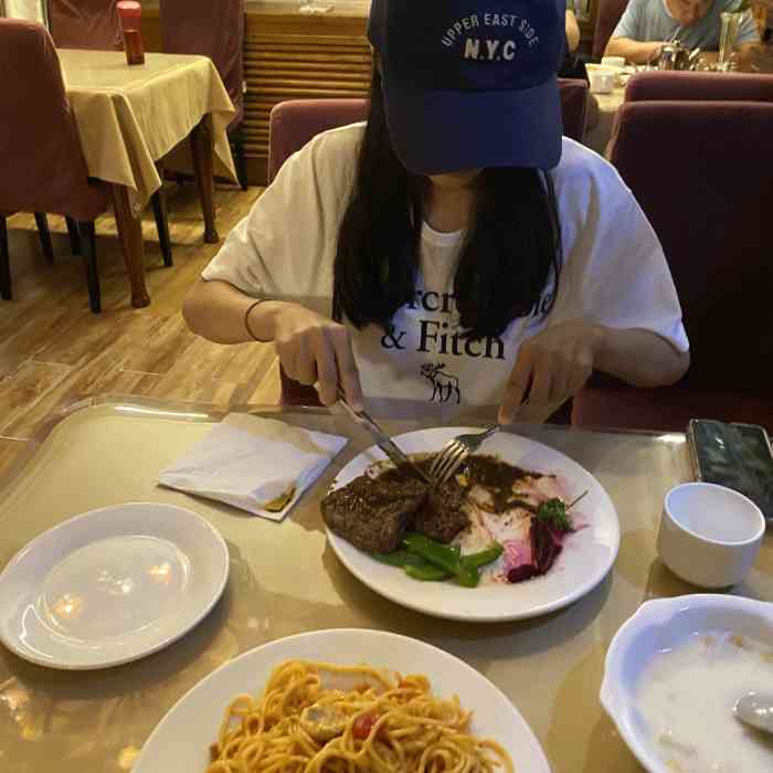 苏易士西餐厅(成都道店)-"家庭聚餐,有个小单间,可以做8个人.店内.