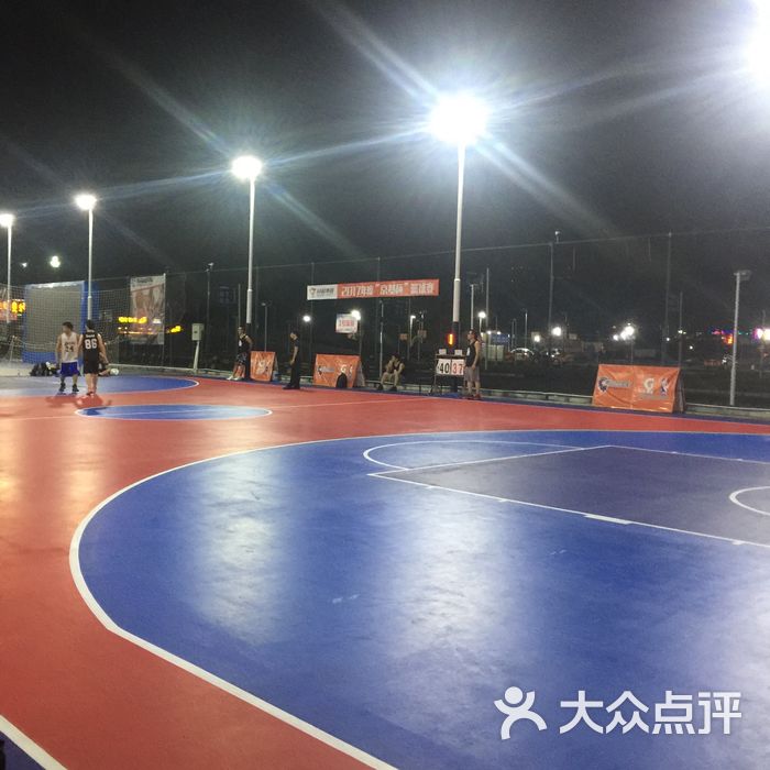 pw篮球公园门面图片-北京篮球场-大众点评网