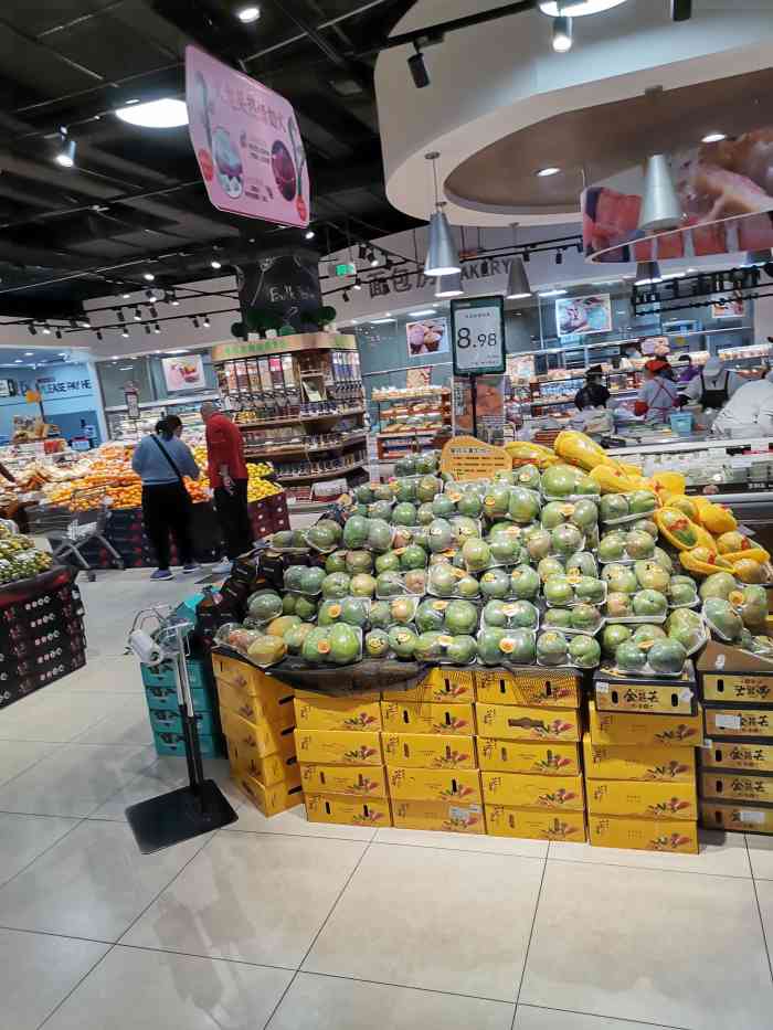 家家悦超市(九龙城店"东西很全的一个超市,生蚝鲍鱼炒鸡便宜啊.