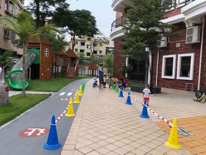 美新国际幼儿园-"孩子准备上幼儿园了所以带他参观了.