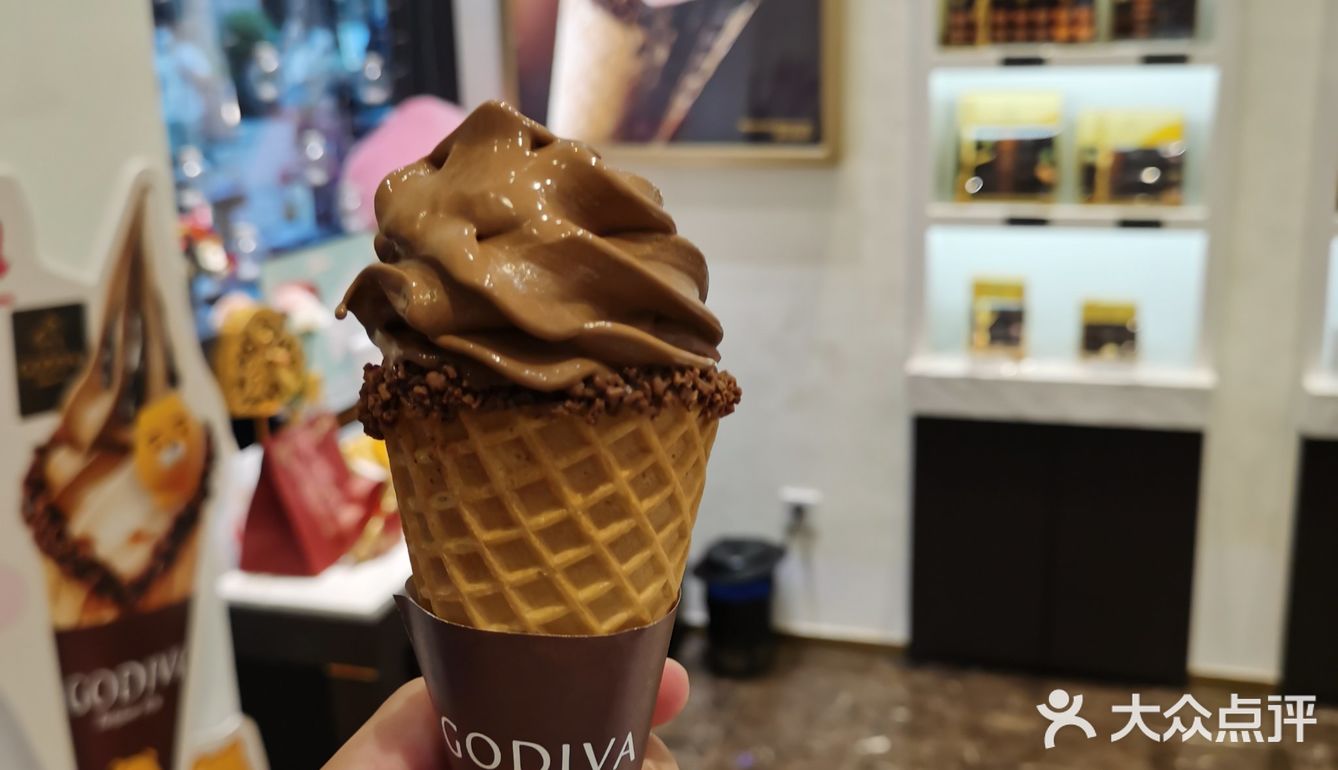 食在武汉黑色巧克力蛋筒