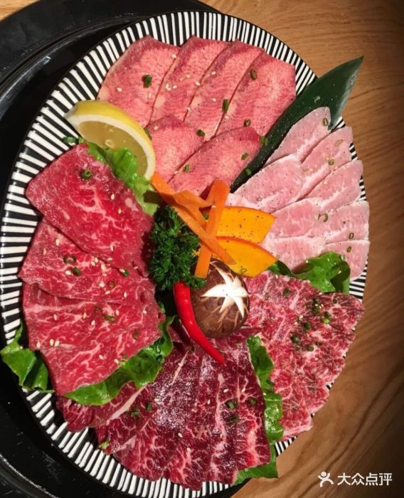 富士山日式烧肉烤肉拼盘图片