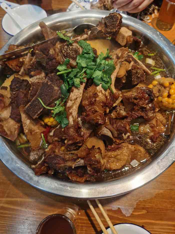 打分 和朋友一起去的,牛骨头一盆,很多很实惠,基本够4-5人吃,点了个小