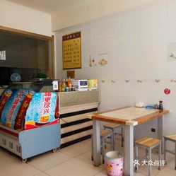 一群老板桌子下有人口_简笔画桌子上面有什么(3)