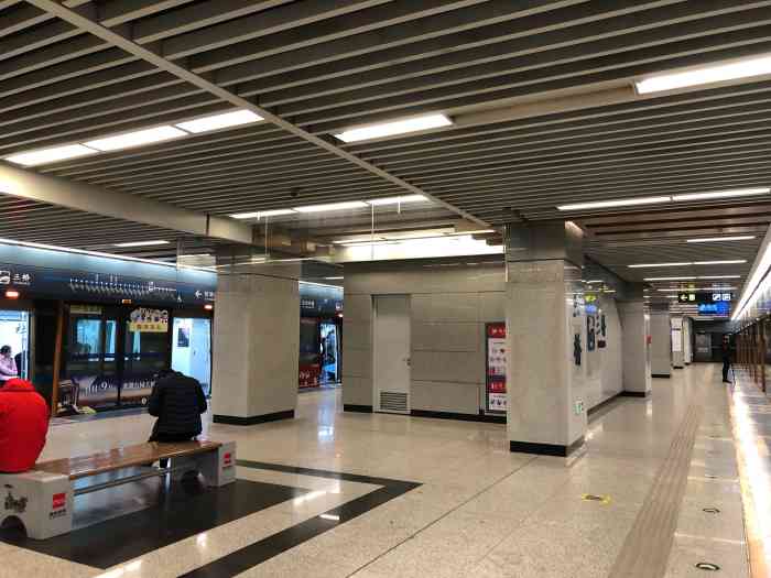 三桥(地铁站)-"西安三桥地铁离泓姐住宿的亚朵酒店非常近,.