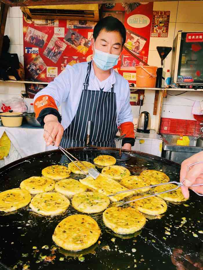 提篮桥老摊头葱油饼一号(大连路店"味道最在路边摊,这家葱油饼味道