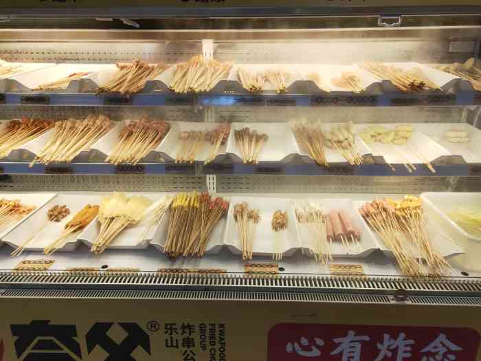 夸父炸串公司(龙湖龙城天街店"菜品不多,但是摆放整齐 可能只有两个
