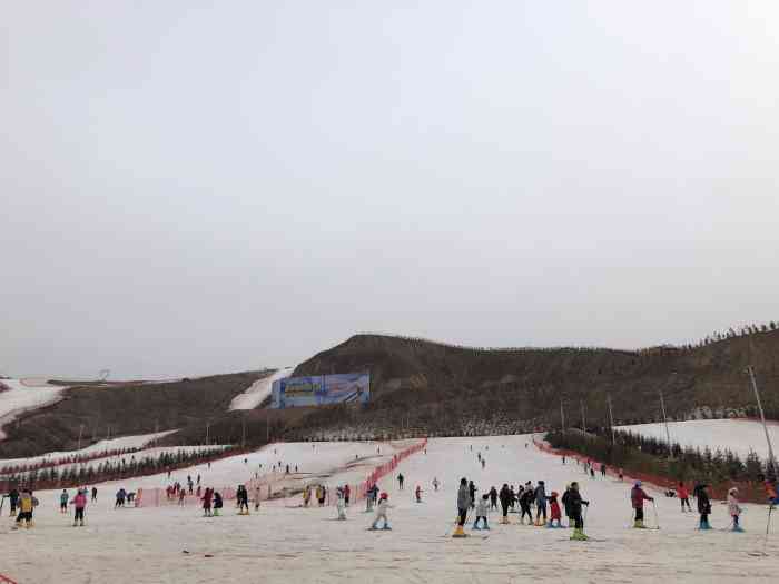 龙山国际滑雪场-"龙山国际滑雪场位于兰州市榆中县.离市区还.