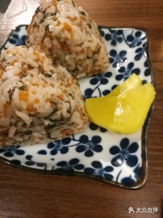 手握饭团