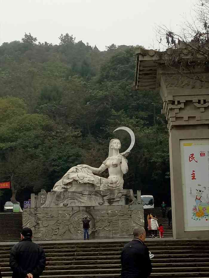 东湖山公园-"东湖山公园位于德阳城东小山门东湖山内