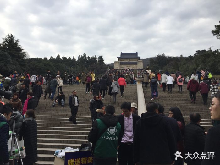 中山陵免费开放。春节时间去的就是人多的不