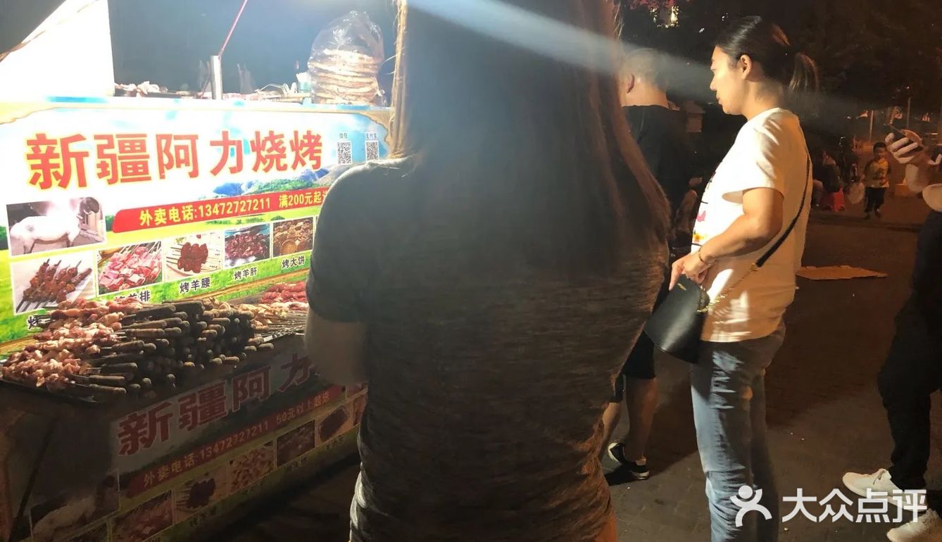 来上海怎么能不吃一口新疆阿力烧烤的招牌羊肉串,羊排