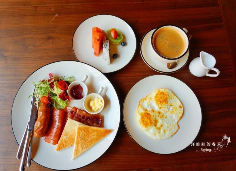 极为丰盛的西式早餐 烤面包,德式香肠,煎蛋,咖啡 更有水果小拼盘 咖啡