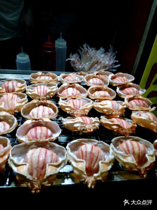 话说每个城市都有这样一条小吃街,名声在外.