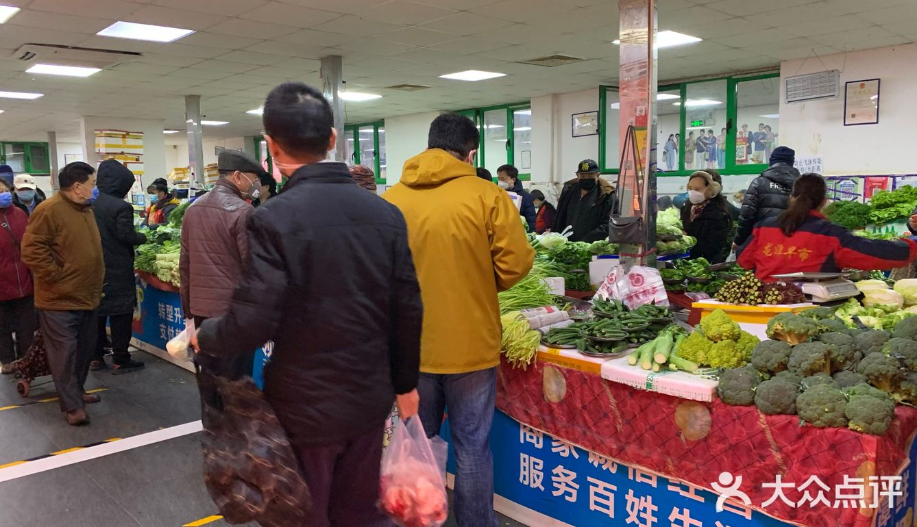 听朋友说这边的早市特别不错,疫情期间很多超市的蔬菜都