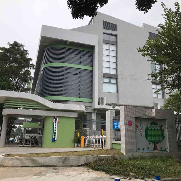 柳州市文韬小学-"地址位于广西科技大学侧门的对面,文