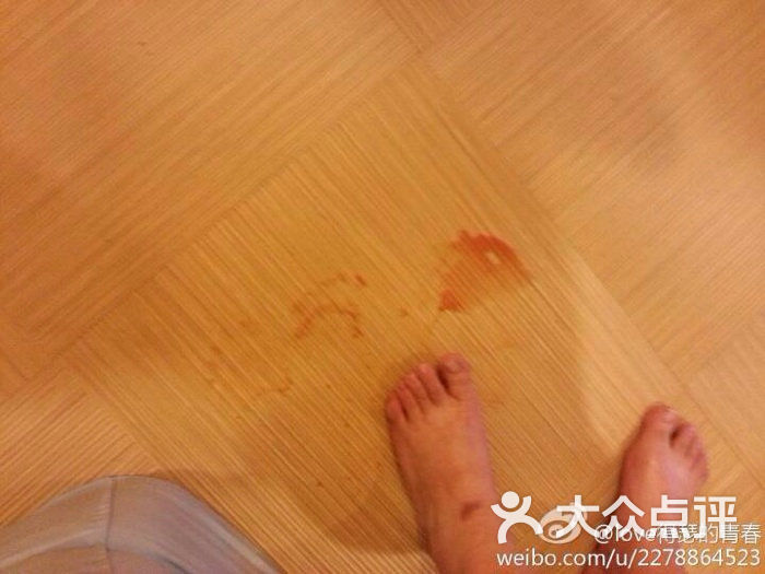 太差了,碎玻璃把脚都划破了,工作人员也不给说法