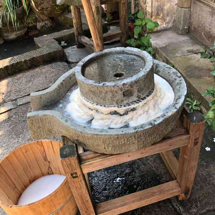 老磨豆腐-"这家店的重点就是用石磨磨豆腐～算是亮点～.
