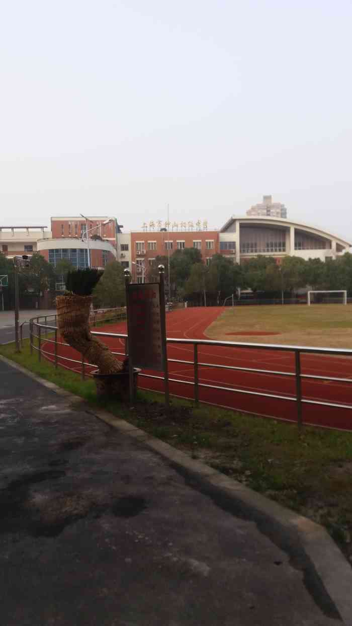 钟山初级中学-"地处上海市虹口区广粤路万安路口的.