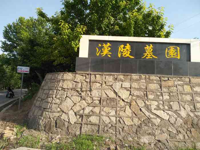 缅怀先祖怀着沉痛心情来祭奠先祖