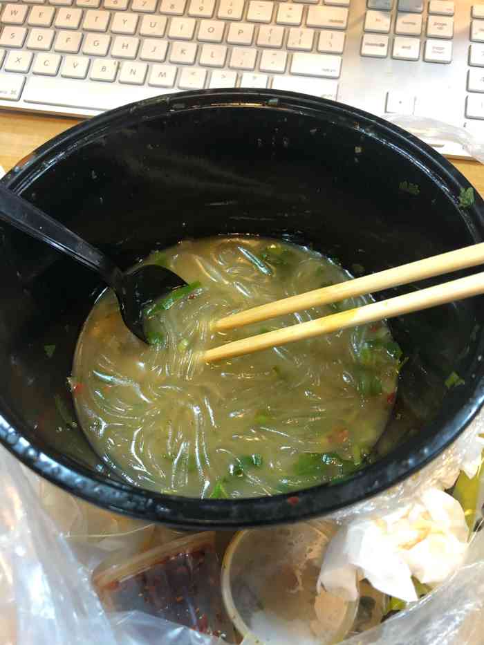 老淮南牛肉汤-"外卖过来还是很烫,料很足汤也可以喝.