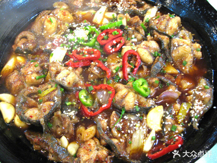 云龙铁锅鲢鱼腌菜鲫鱼铁锅鲶鱼图片