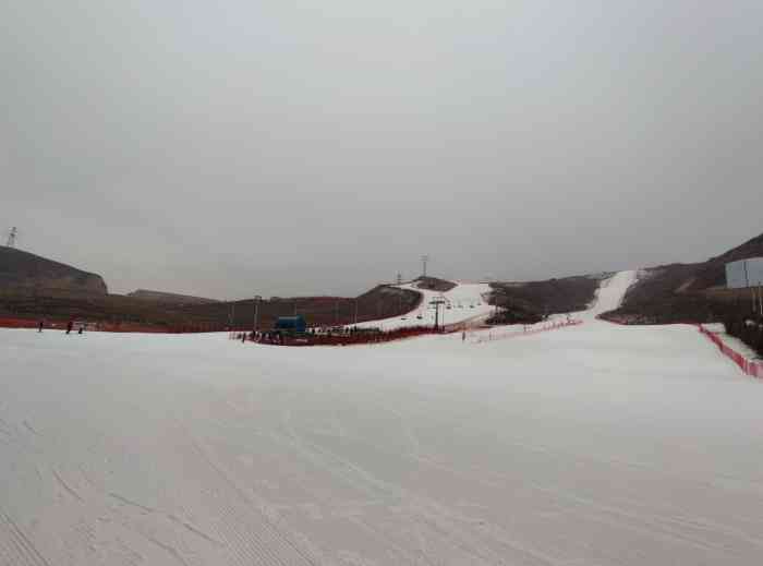 龙山国际滑雪场-"「龙山国际滑雪场」一直想去滑雪,在