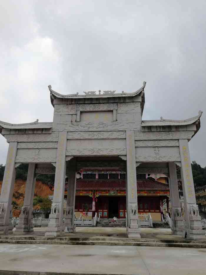 乐诚禅寺"还在修建中,规模比较大,地点比较偏远了点.