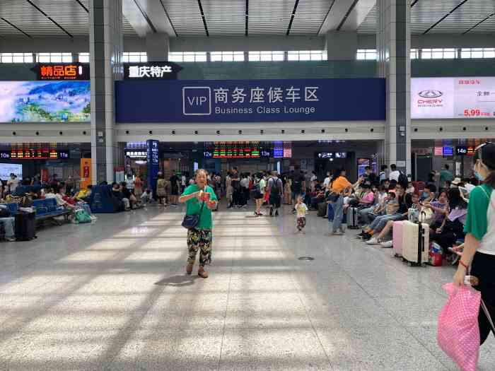 重庆火车北站和谐号动车组候车室"现在高铁真的越来越方便了,火车