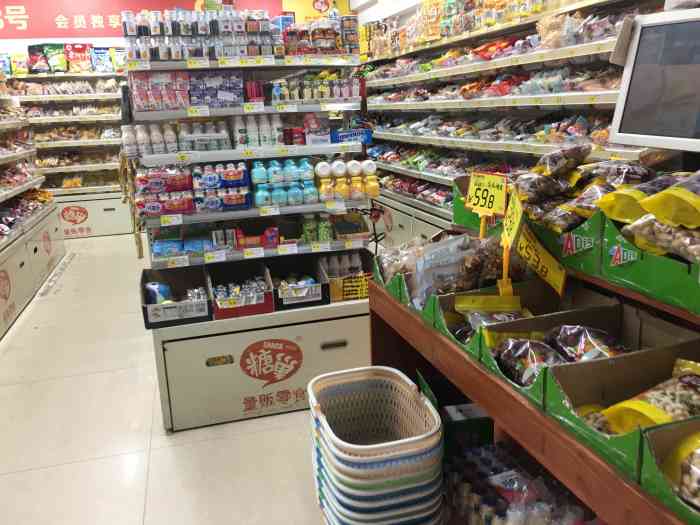 糖巢量贩零食(华天学院店"位置就在华天美食街附近,很好找[调皮.