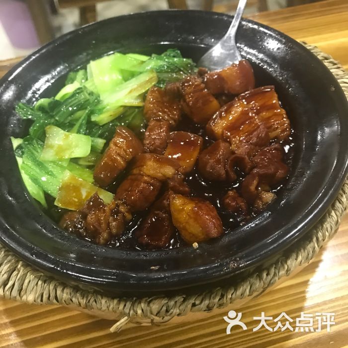 红烧肉煲仔饭