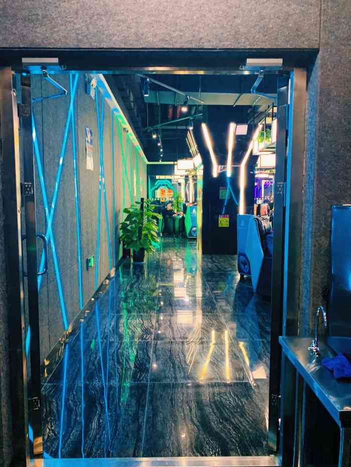 绿树电竞馆(四海唐人街店)-"满满的夜店风,绿树电竞越