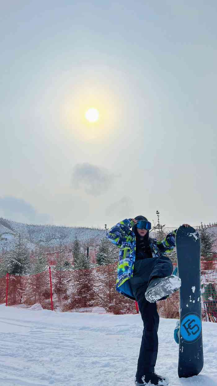 龙山国际滑雪场"龙山滑雪场7915位于皋兰县什川镇大奔头山开.