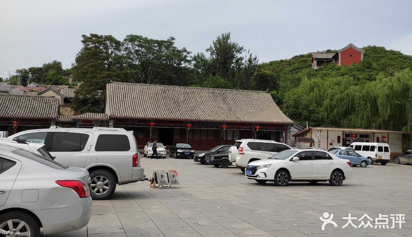 这个停车场就在举人村外,10元钱不限时.举人村不大