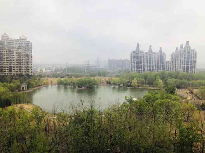 景藏健康公园-"公园东门就在安立路上,公园北侧是紫御