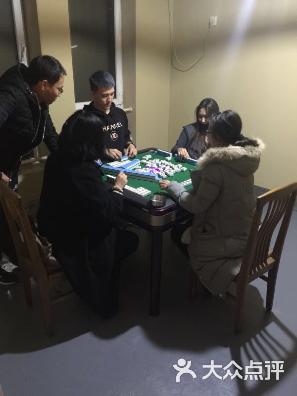帅哥,你打麻将坐这么直干嘛?