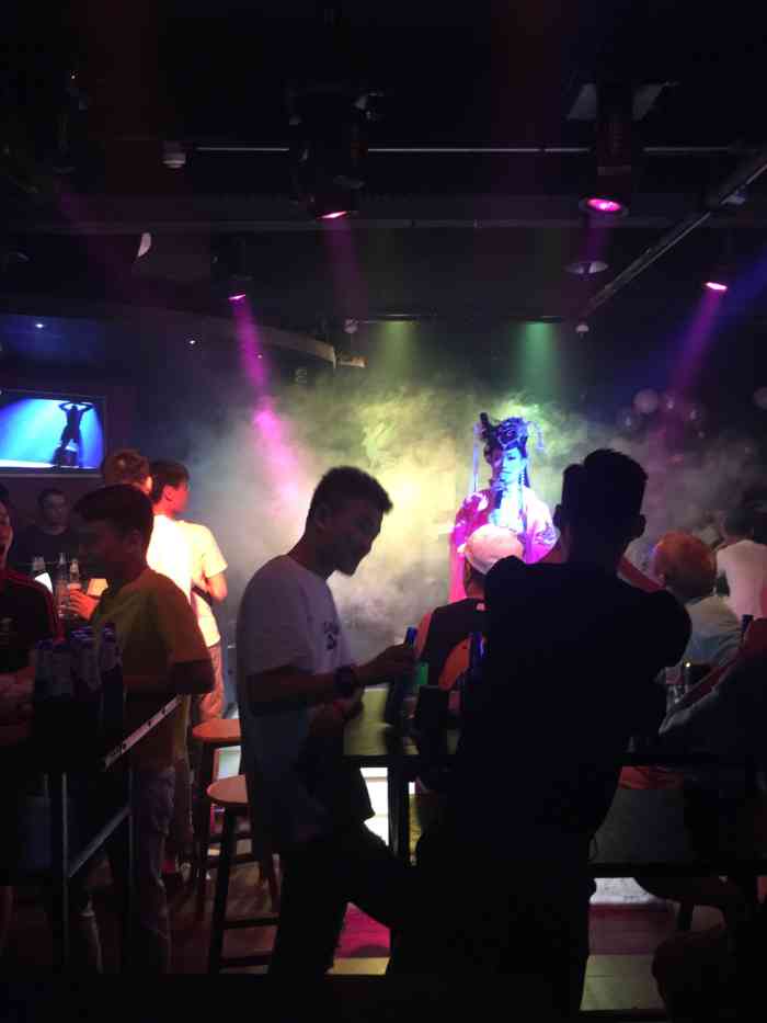 君度酒吧"去的时候不是周末,人很少生意很惨淡.本来.