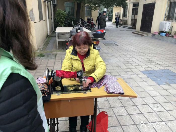 2019年3月5日,上海的天气咋暖还寒天上还飘.