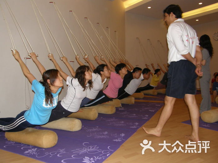 sh Tyagi正在教授艾扬格瑜伽,这个体式对颈椎腰